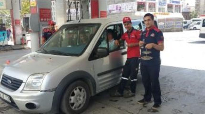 Akaryakıt İstasyonları M&uuml;şterilerini Şekerle Karşılıyor