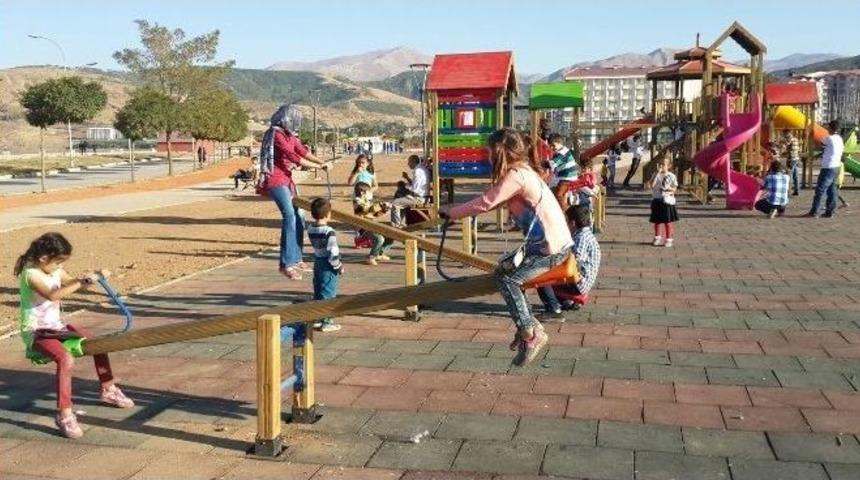Tatvanlı &Ccedil;ocuklar Tatillerini Parklarda Ge&ccedil;iriyor
