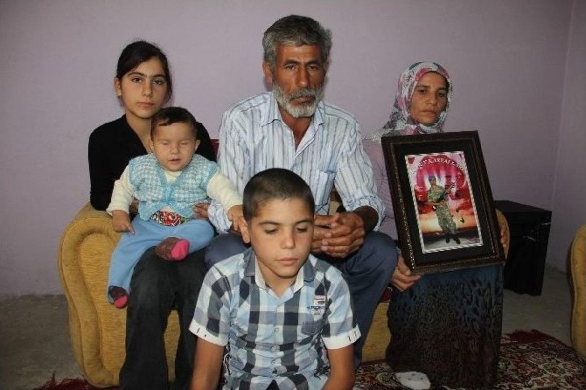 Ka&ccedil;ırılan Askerin Baba Ocağında H&uuml;z&uuml;nl&uuml; Bayram