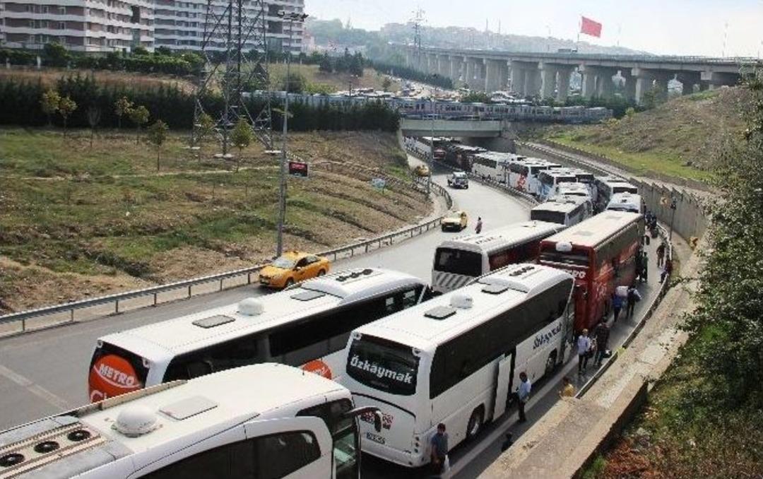 Otogarda İstanbul&rsquo;a D&ouml;n&uuml;ş &Ccedil;ilesi