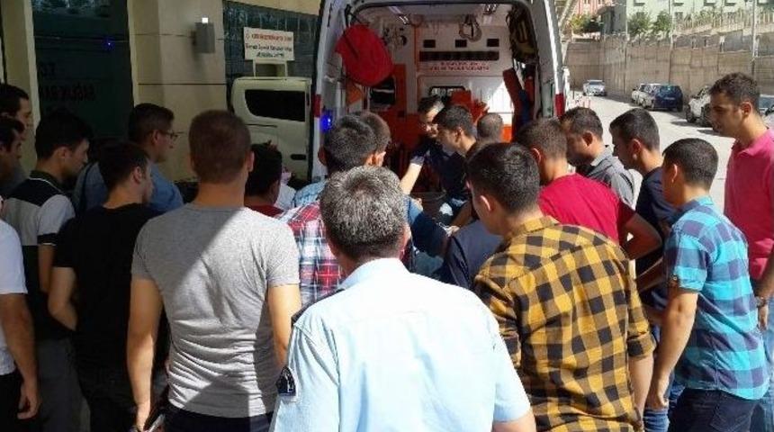 Yol G&uuml;venliği Sağlayan Askere Saldırı: 1 Yaralı