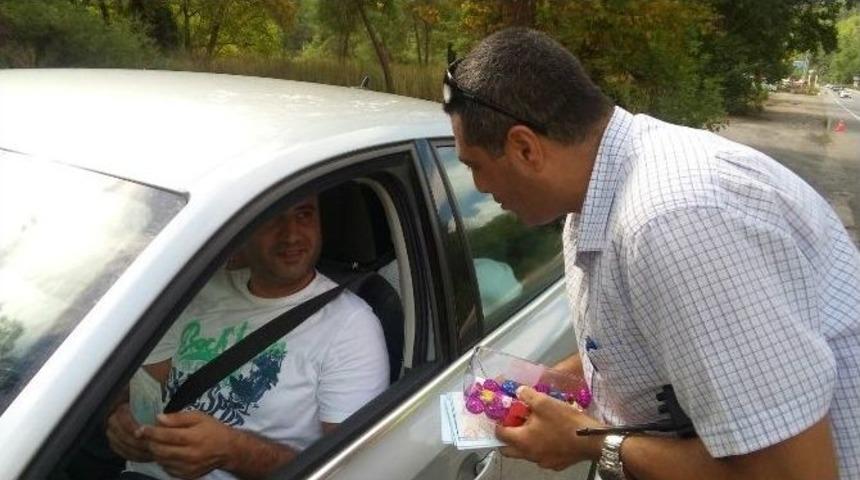 Polisten Tatilcilere Broş&uuml;rl&uuml; Uyarı