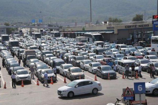 Yalova Topçular’Da Dönüş Yoğunluğu