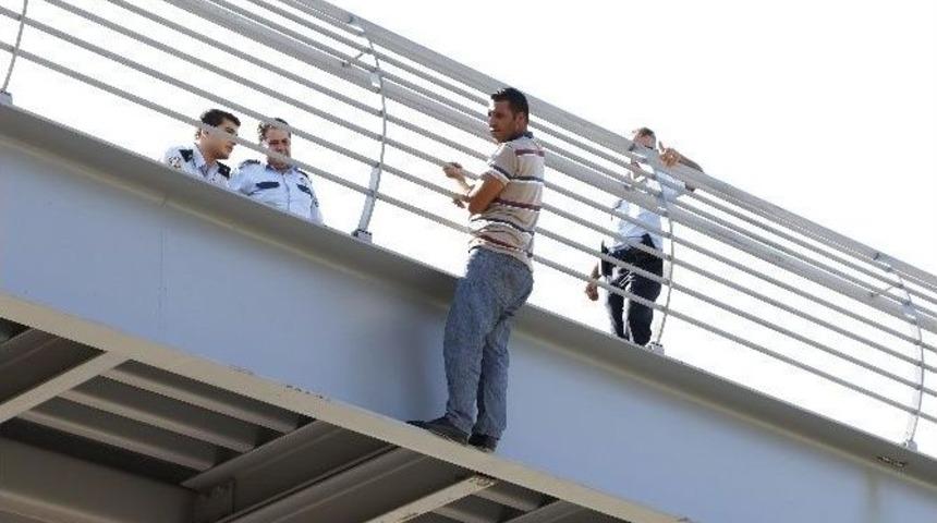 Eşiyle Tartışınca Soluğu &Uuml;st Ge&ccedil;idin Demirlerinde Aldı