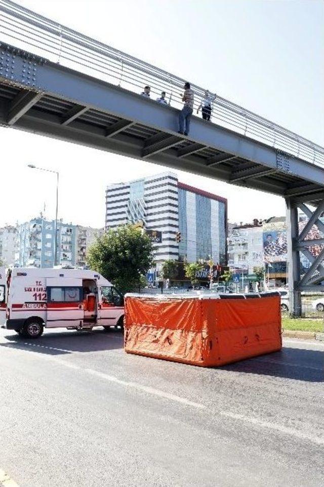 Eşiyle Tartışınca Soluğu Üst Geçidin Demirlerinde Aldı