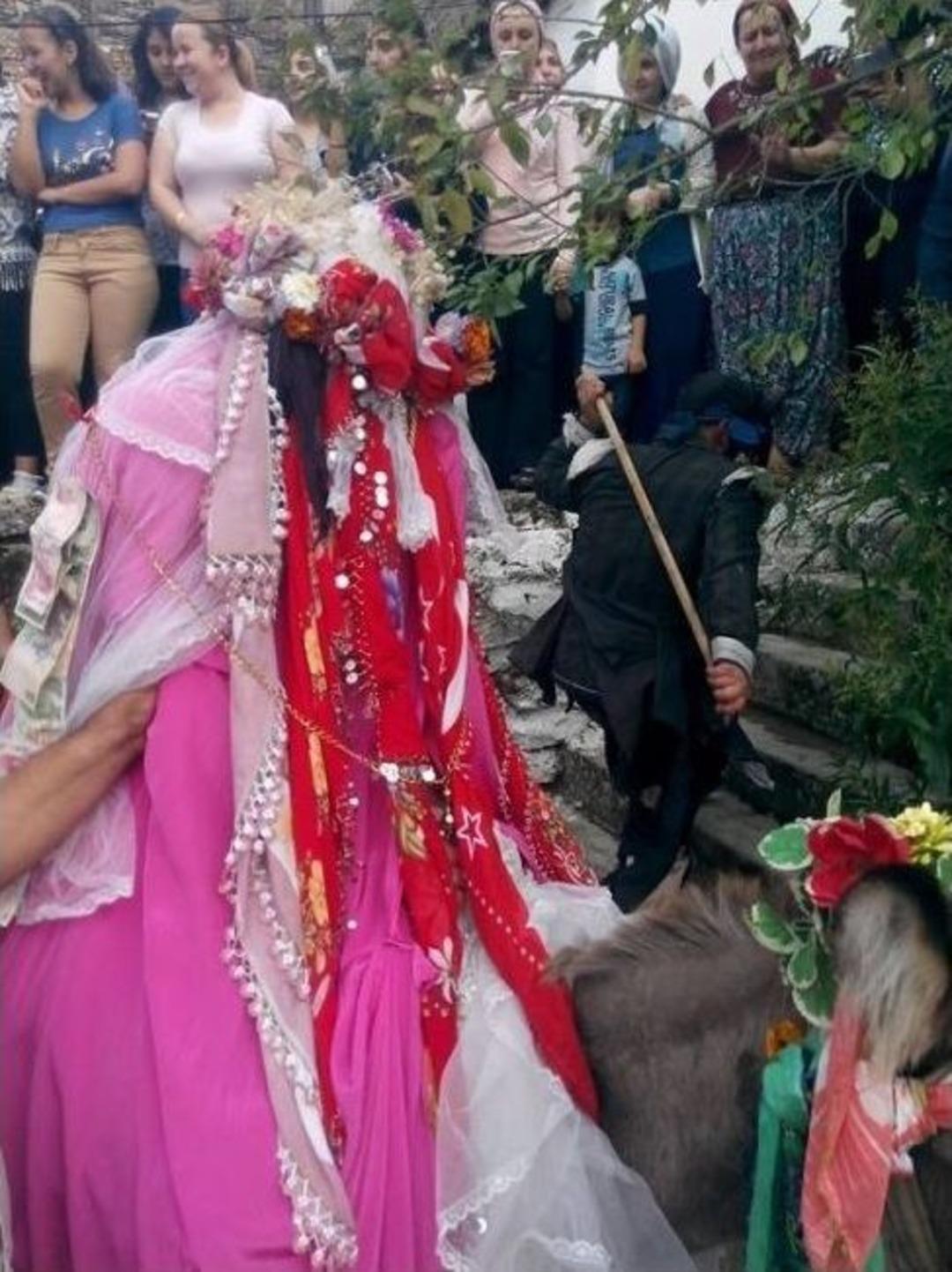 Bu K&ouml;yde Bayram Bir Başka Kutlanıyor