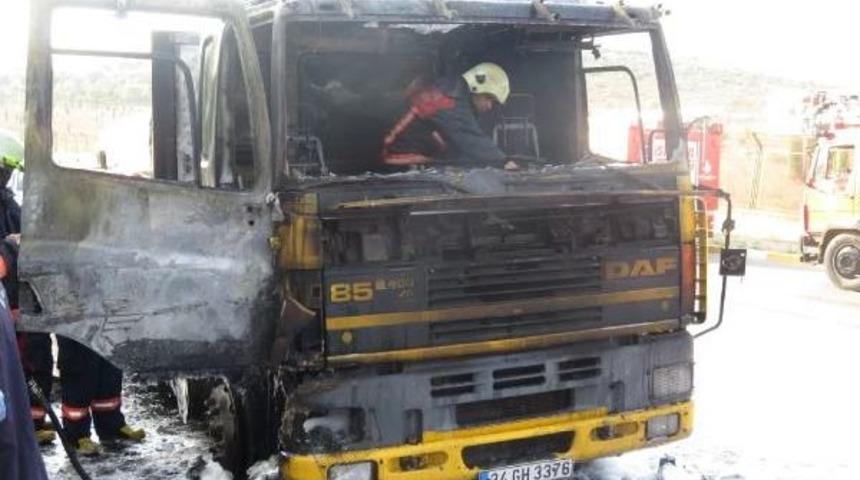 Tuzla'da Al&uuml;minyum Y&uuml;kl&uuml; Tır Yandı