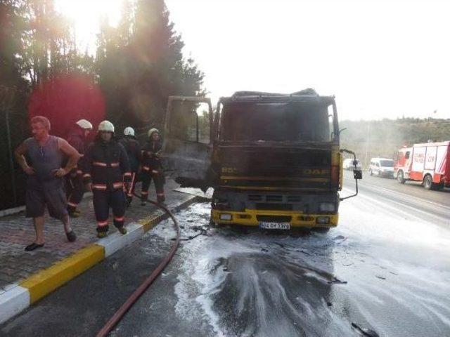 Tuzla'da Alüminyum Yüklü Tır Yandı