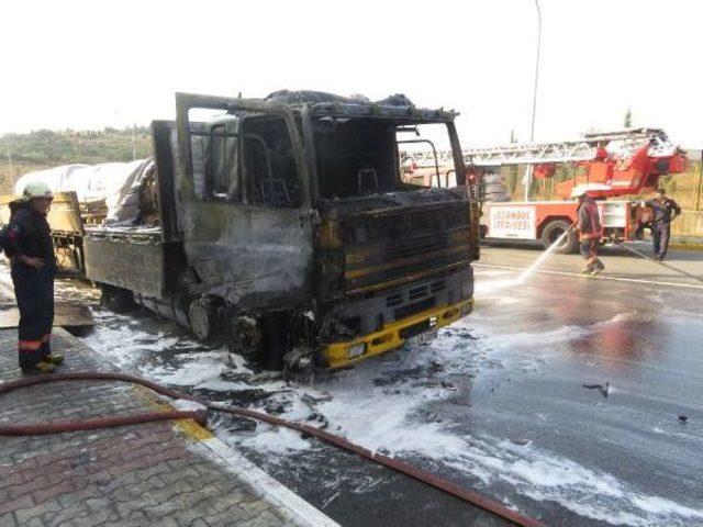 Tuzla'da Alüminyum Yüklü Tır Yandı