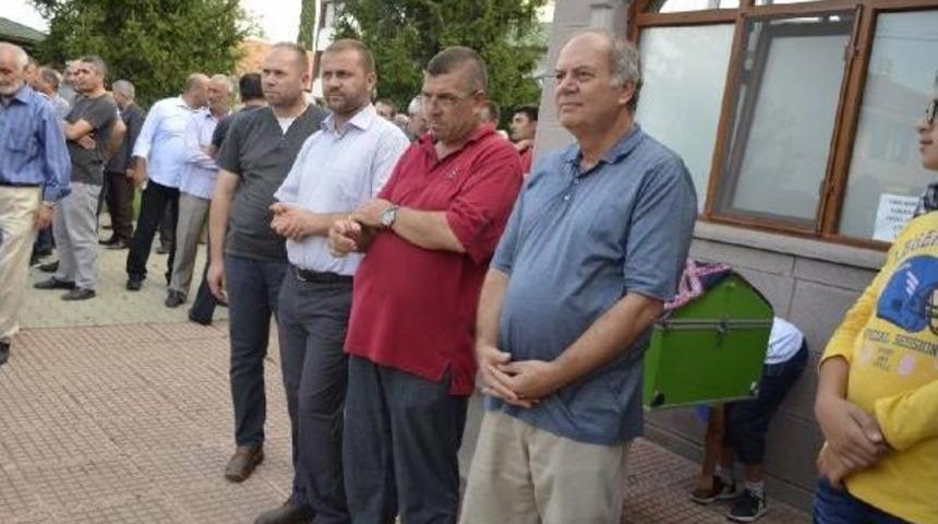 Ak Parti Sakarya Milletvekili Mustafa İsen'in Annesi Toprağa Verildi