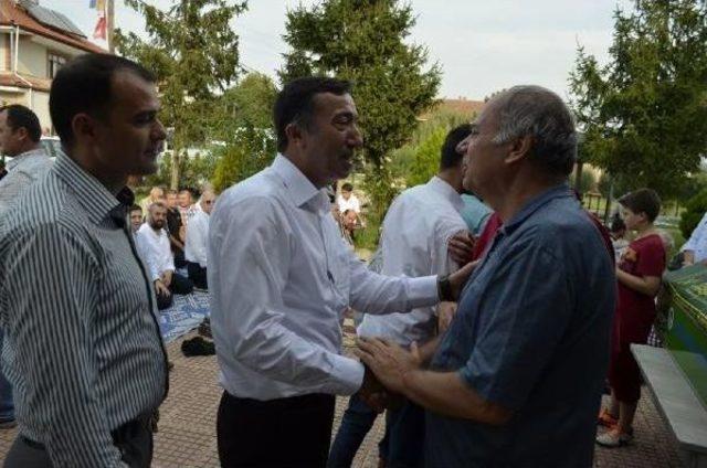 Ak Parti Sakarya Milletvekili Mustafa İsen'in Annesi Toprağa Verildi