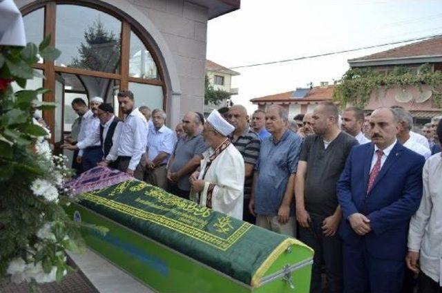 Ak Parti Sakarya Milletvekili Mustafa İsen'in Annesi Toprağa Verildi