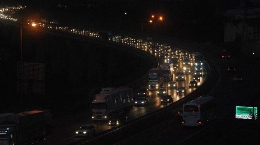 Tem Otoyolunda Tatilciler 2. Vitesi Unuttu