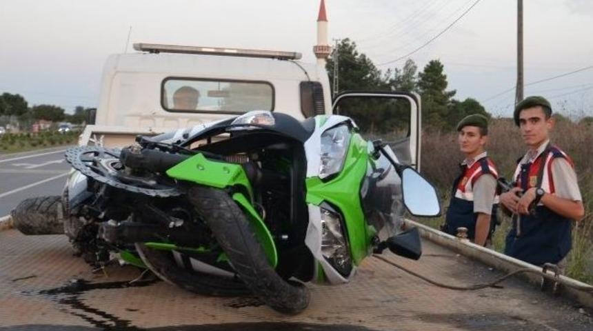 Motosiklet Su Kanalına &Ccedil;arptı: 2 Yaralı