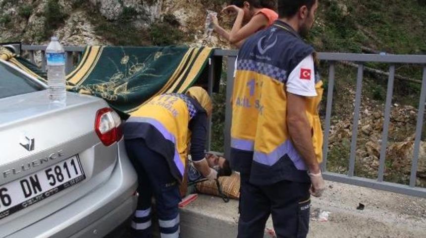 Minib&uuml;s, Karşı Şeride Ge&ccedil;ip Otomobile &Ccedil;arptı: 5 Yaralı