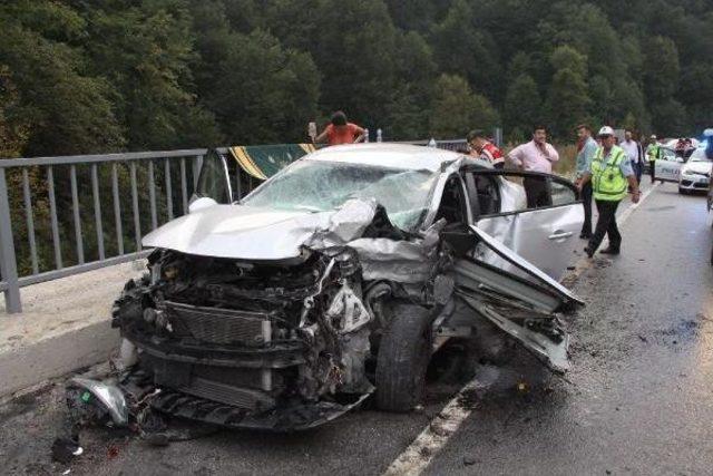 Minib&uuml;s, Karşı Şeride Ge&ccedil;ip Otomobile &Ccedil;arptı: 5 Yaralı 1