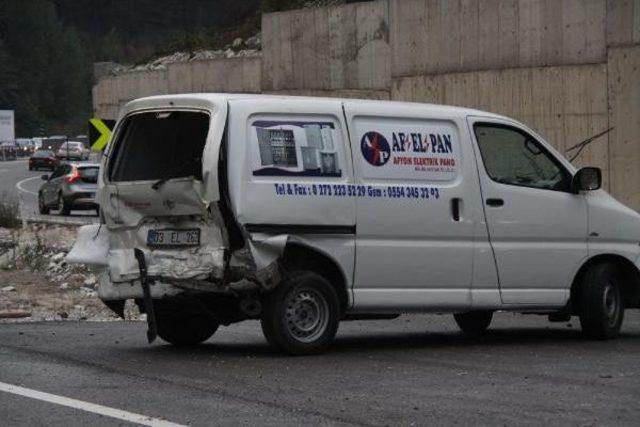 Minib&uuml;s, Karşı Şeride Ge&ccedil;ip Otomobile &Ccedil;arptı: 5 Yaralı 2