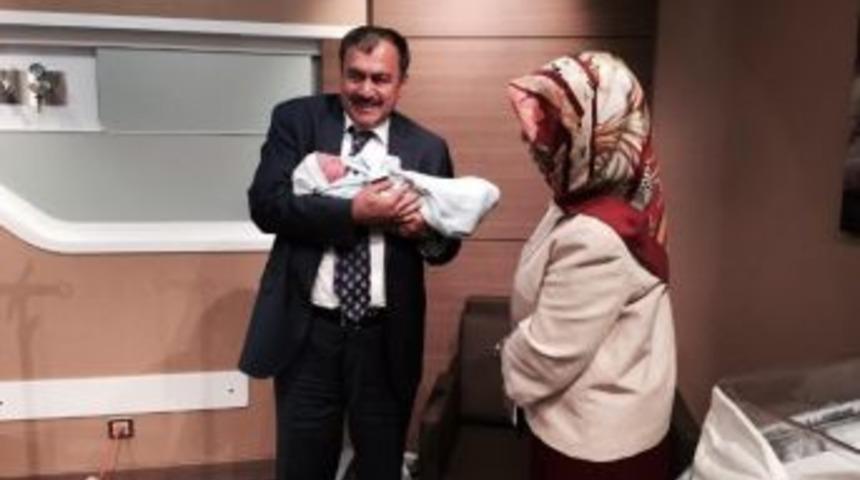 Orman Ve Su İşleri Bakanı Veysel Eroğlu, İkinci Kez Dede Oldu