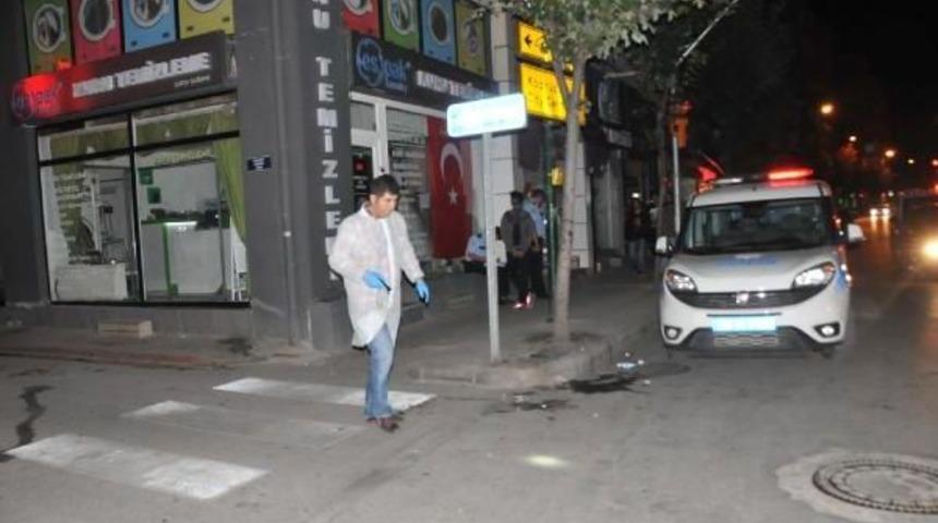 Otomobil S&uuml;r&uuml;c&uuml;s&uuml; Tartıştığı Yayalara Pompalı Ile Ateş A&ccedil;tı: 6 Yaralı