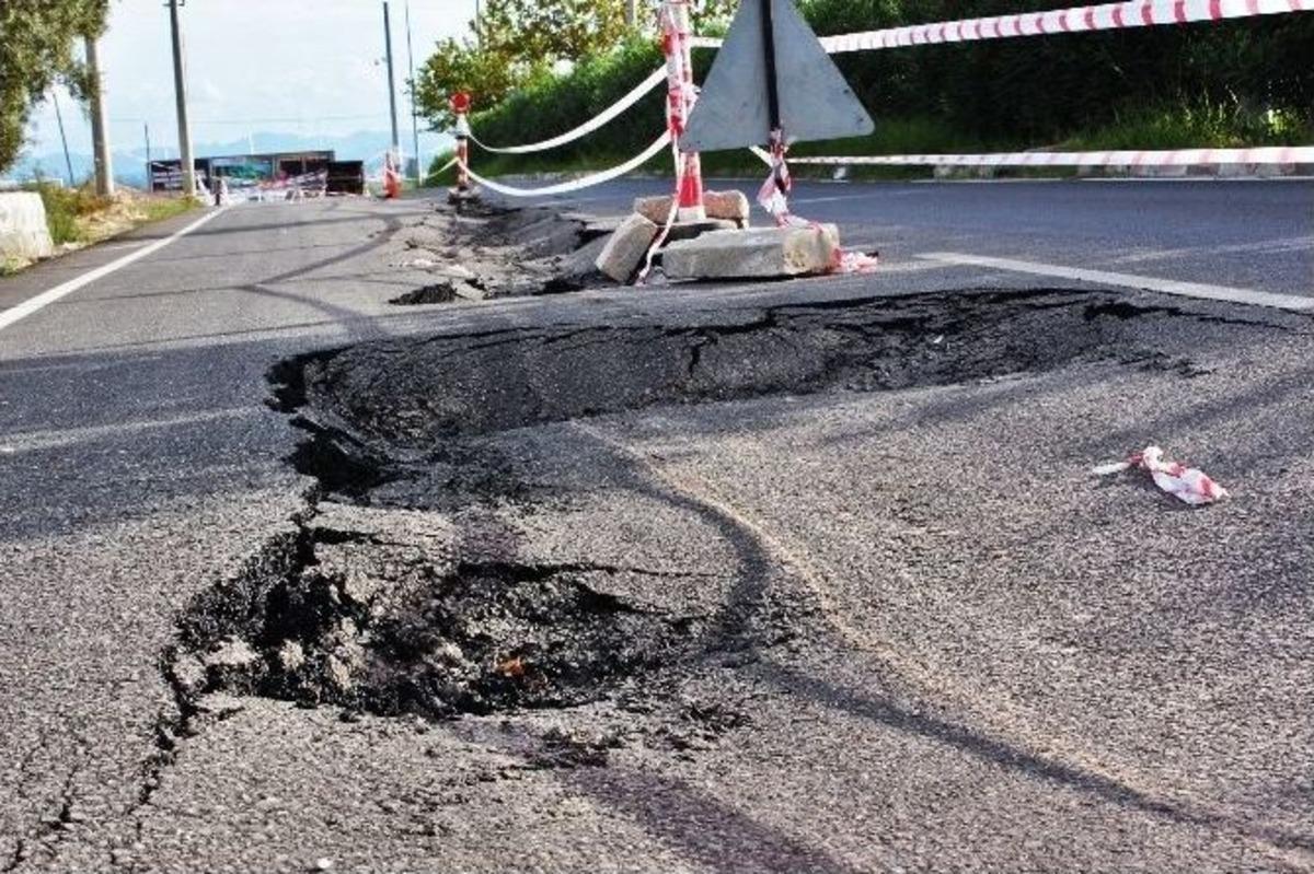 Yağmur Sonrası &Ccedil;&ouml;ken Yol Trafiğe Kapatıldı