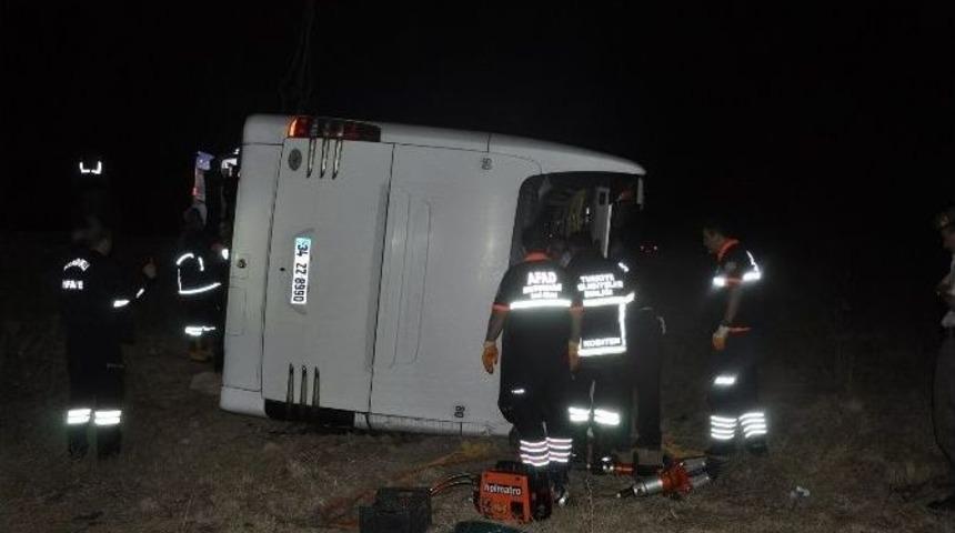 Sandıklı&rsquo;da Otob&uuml;s Kazası 1 &Ouml;l&uuml;, 20&rsquo;nin &Uuml;zerinde Yaralı