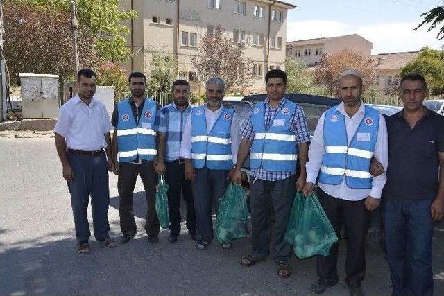 Viranşehir’de Diyanet Vakfı’ndan 300 Aileye Kurban Eti‏