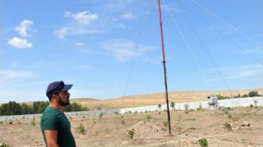 G&uuml;neş Paneli Ve R&uuml;zgar T&uuml;rbini Ile Kendi Elektriğini &Uuml;retti