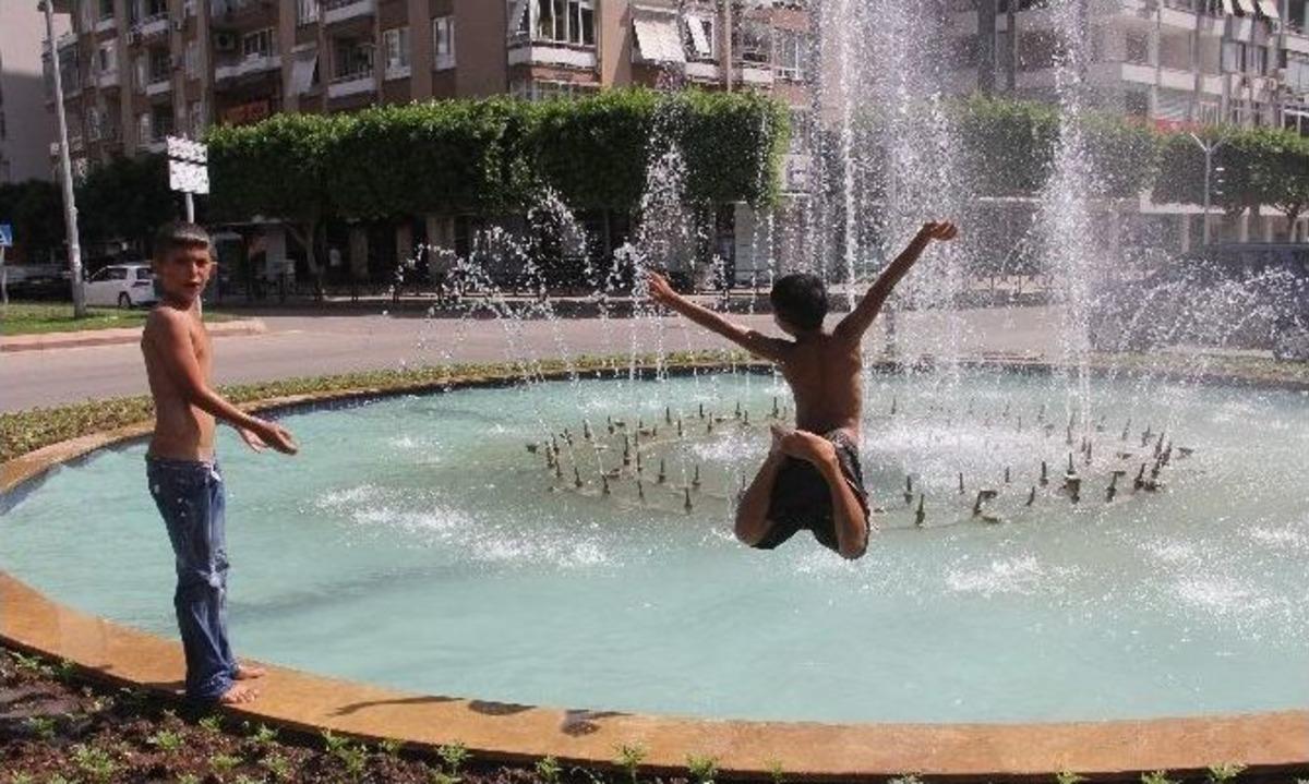İki Lirası Olmadığı İ&ccedil;in S&uuml;s Havuzunda Serinliyor