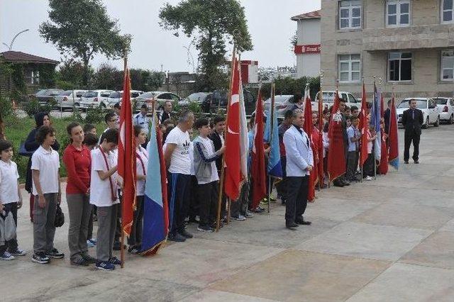 Akçakoca’da İlköğretim Haftası Çelenk Sunumu İle Başladı