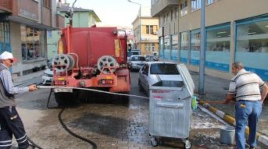 &Ccedil;&ouml;p Konteynerleri Deterjanlı Suyla Yıkandı