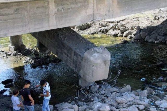 Nusaybin'de Pkk'nın Tahrip Ettiği Köprü Trafiğe Kapatıldı