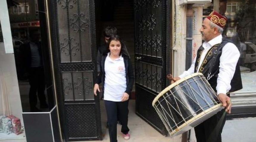 &Ccedil;ocuklarını Davulla Uyandırıp, Okula G&ouml;nderdi