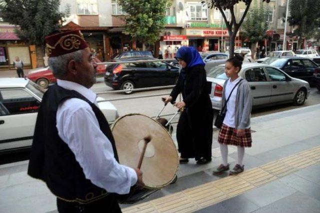 Çocuklarını Davulla Uyandırıp, Okula Gönderdi