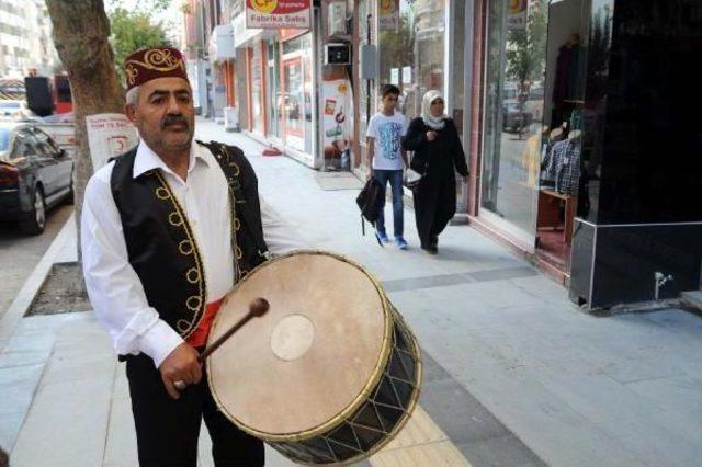 Çocuklarını Davulla Uyandırıp, Okula Gönderdi