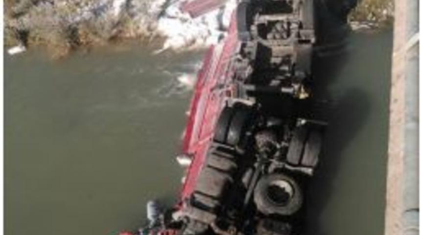 Un Y&uuml;kl&uuml; Tır Kelkit &Ccedil;ayı&rsquo;na Devrildi: 2 &Ouml;l&uuml;