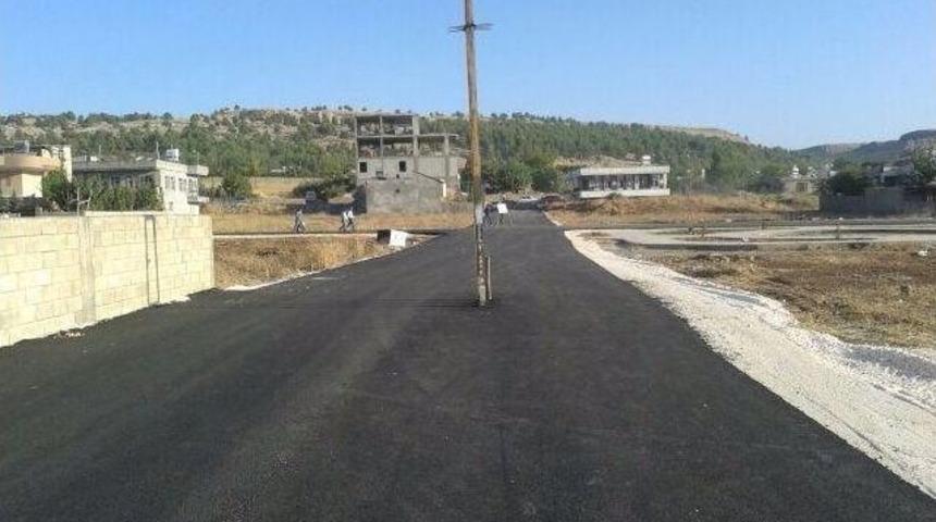 Yol Ortasındaki Elektrik Direği Kazaya Davetiye &Ccedil;ıkartıyor