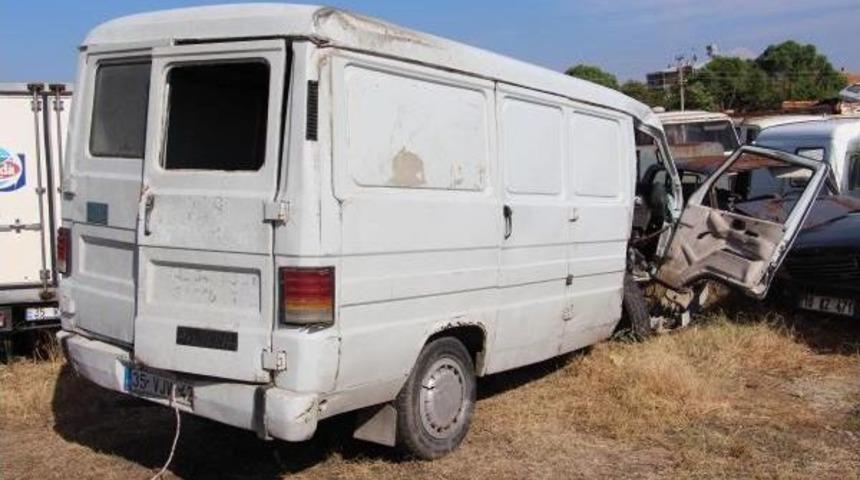 Minib&uuml;sle Otomobil &Ccedil;arpıştı: 1 &Ouml;l&uuml;, 6 Yaralı