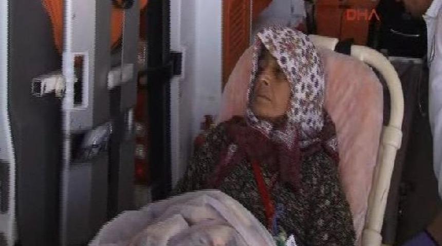 Mekke'de Yaralanan T&uuml;rk Hacılar Yurda Getirildi