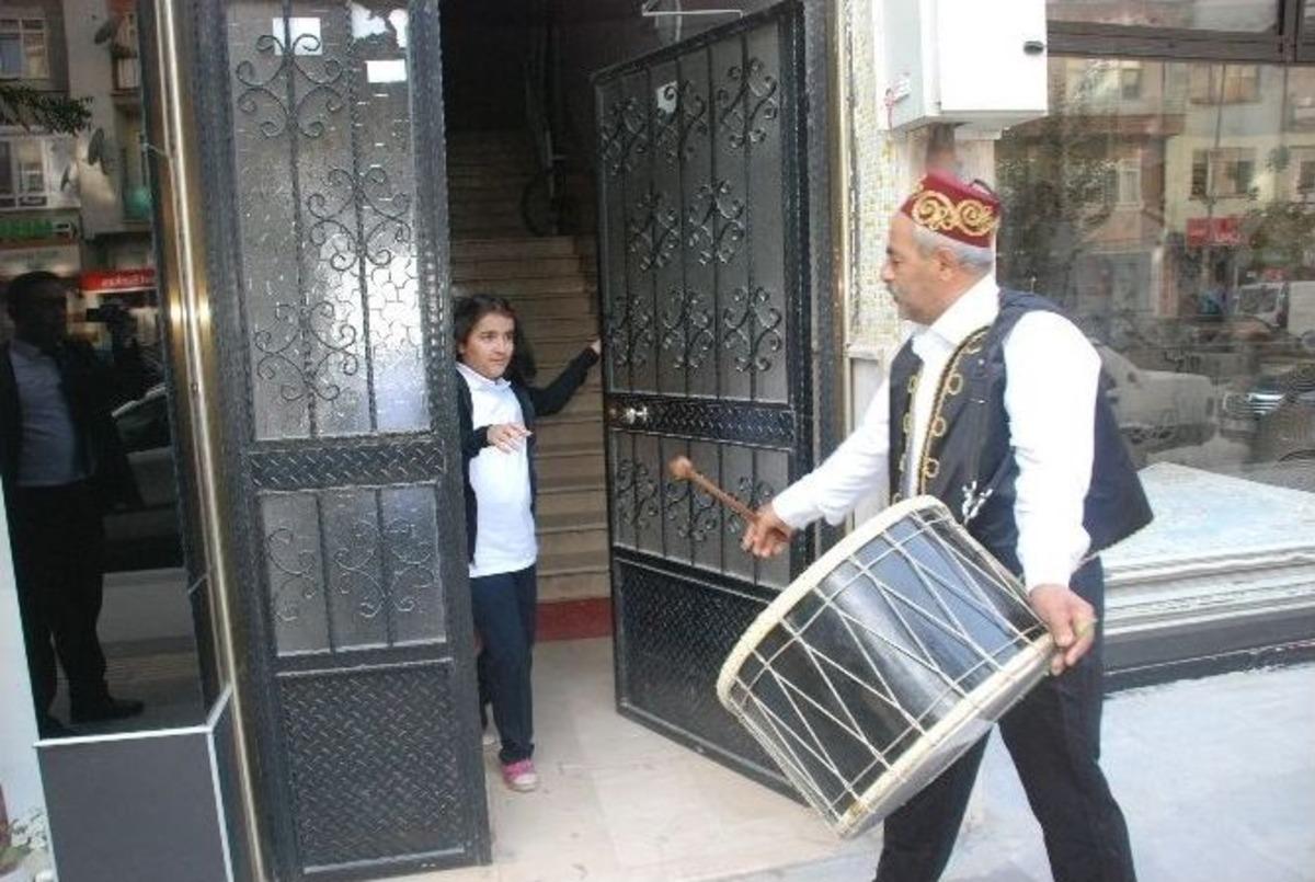 &Ouml;ğrencileri Davulla Uyandırdı