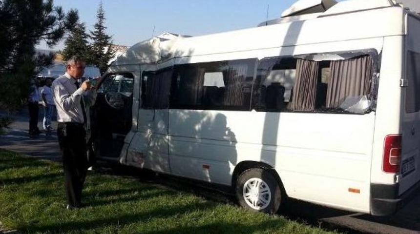 İş&ccedil;ileri Taşıyan Otob&uuml;s Ile Minib&uuml;s &Ccedil;arpıştı: 16 Yaralı