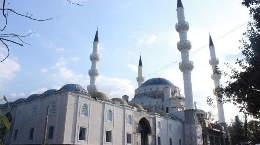 Kırgızistan&rsquo;da T&uuml;rklerin Yaptırdığı Orta Asya&rsquo;nın En B&uuml;y&uuml;k Camisi Tamamlanıyor