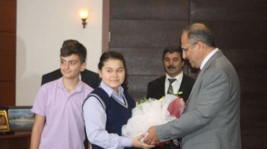 Vali Kaban Ziyaretine Gelen &Ouml;ğrencilere Tavsiyelerde Bulundu