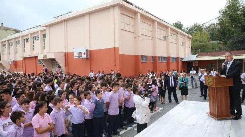 Ey&uuml;p&rsquo;te Eğitim, Kırtasiye &Ccedil;ekleriyle Başladı