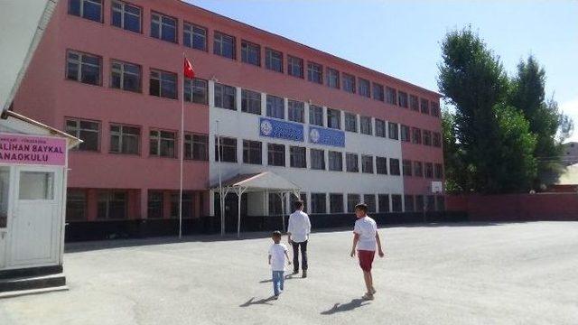 Yüksekova’da Okullar Boş Kaldı