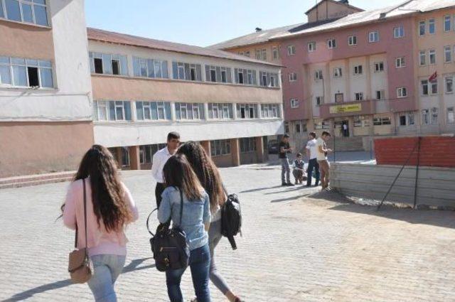 Hakkari de Boykot &Ccedil;ağrısı Nedeniyle Bazı Sınıflar Boş Kaldı 3