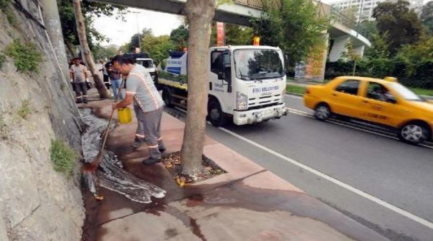 Şişli'de Taksicilerin Seyyar Tuvaleti Haline Gelen &Uuml;stge&ccedil;it, Parf&uuml;ml&uuml; Sularla Yıkanıp Kapatıldı