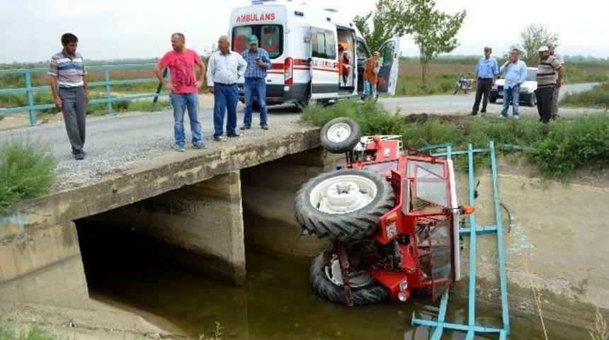 S&ouml;ke&rsquo;de Trakt&ouml;r Su Kanalına Devrildi: 2 Yaralı
