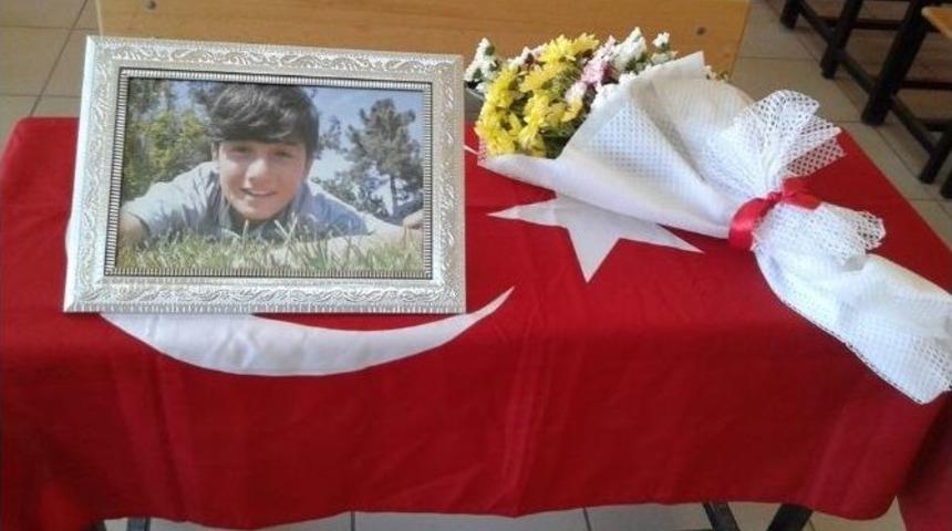 Okula Oğlu Yerine Fotoğrafını G&ouml;t&uuml;rd&uuml;