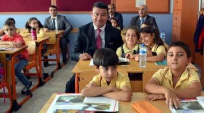 Başkan Akın, &Ouml;ğrencileri İlk G&uuml;nde Yalnız Bırakmadı