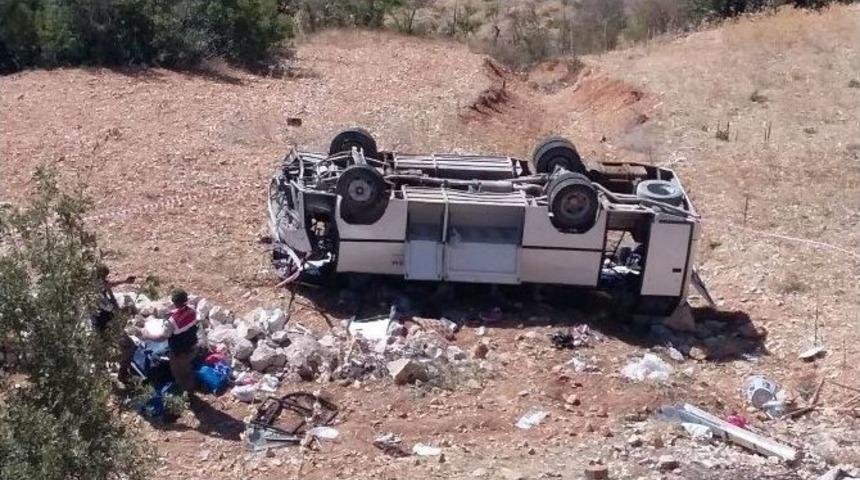 İş&ccedil;ileri Taşıyan Midib&uuml;s U&ccedil;uruma Yuvarlandı: 1 &Ouml;l&uuml;, 23 Yaralı